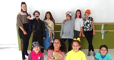 Bild - Gruppenbild der Teilnehmerinnen in ihren Kostümen vor der Aufführung